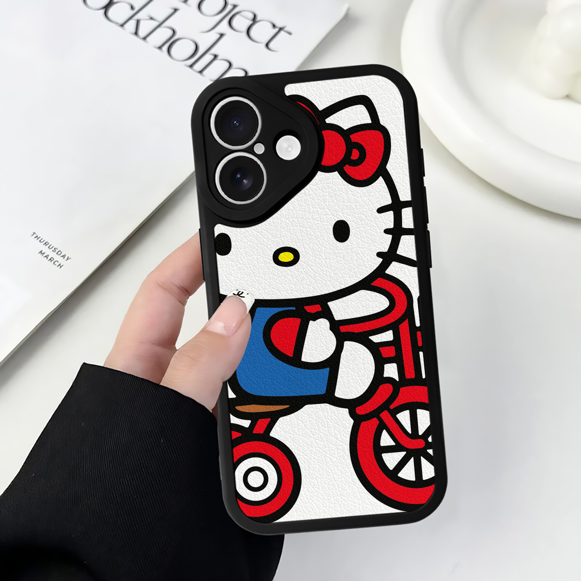 （画像用） Hello Kitty ハローキティ 【iPhone 16シリーズ対応】シリコンスマホケース（レザー調） 材質：シリコン
